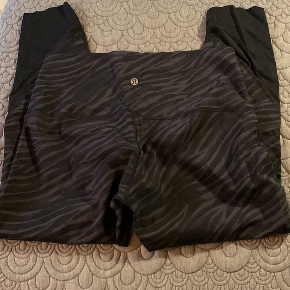Like New Lululemon Wunder Under High-Rise Crop Scallop - Picture 7 of 13